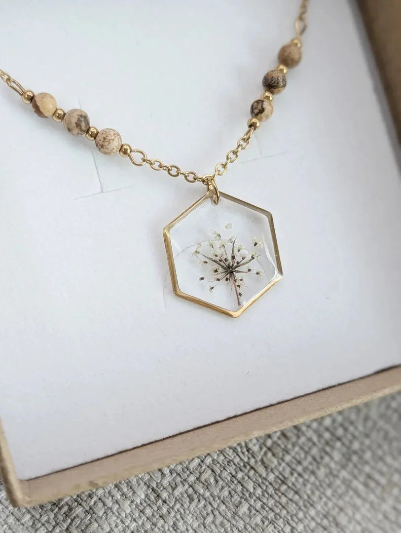 Collier pierres et fleurs de carottes
