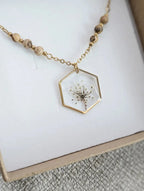 Collier pierres et fleurs de carottes