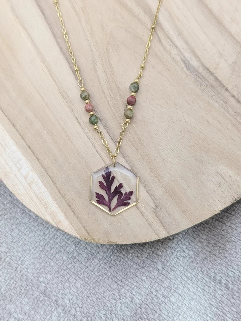 Collier pierres et géraniums